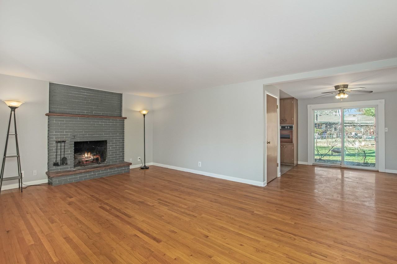 1313 Robertson St - Photo 3 of 10