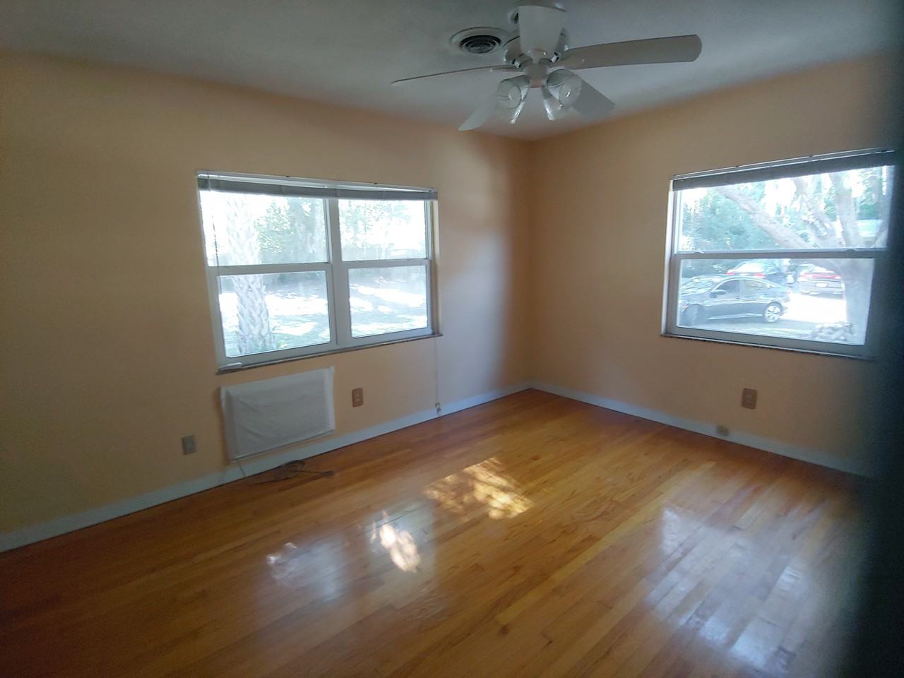 908 Se 23rd St - Photo 3 of 8