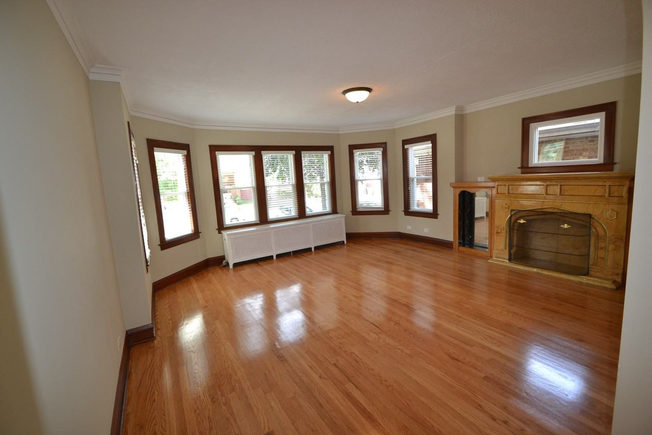 2743 N Mont Clare Ave - Photo 3 of 10
