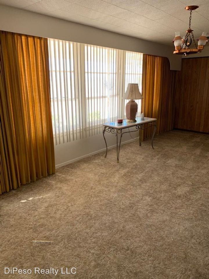 324 N Sunset Strip - Photo 2 of 15