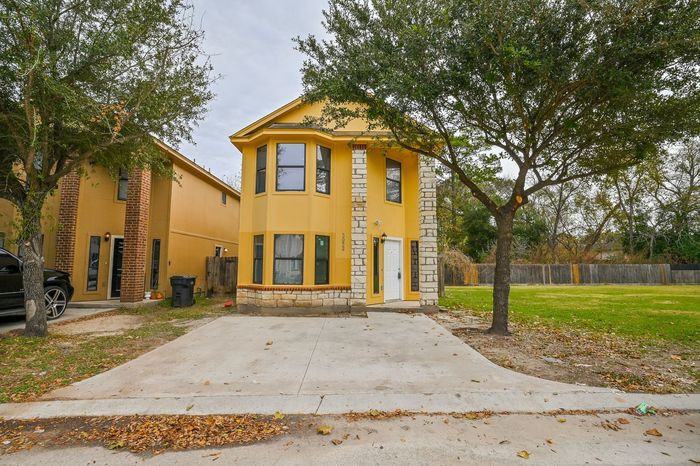 3032 La Estancia Lane