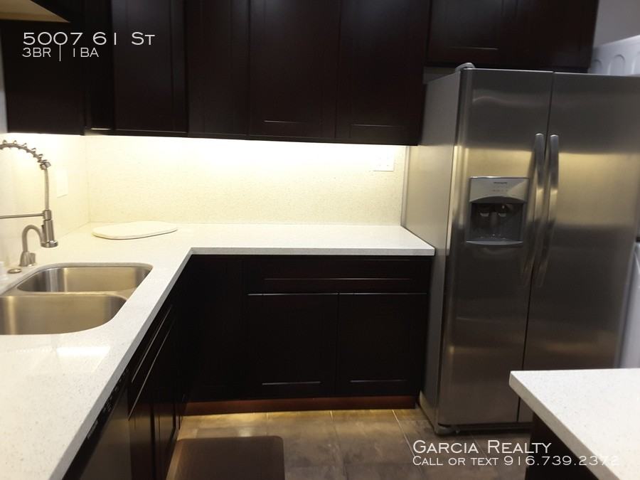 5007 61 St - Photo 2 of 10