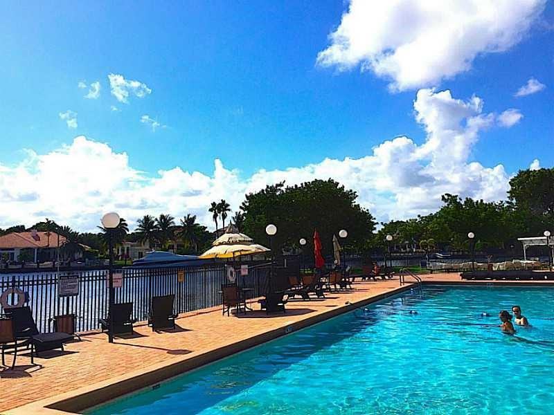 Desoto Park Condo - Photo 3 of 46