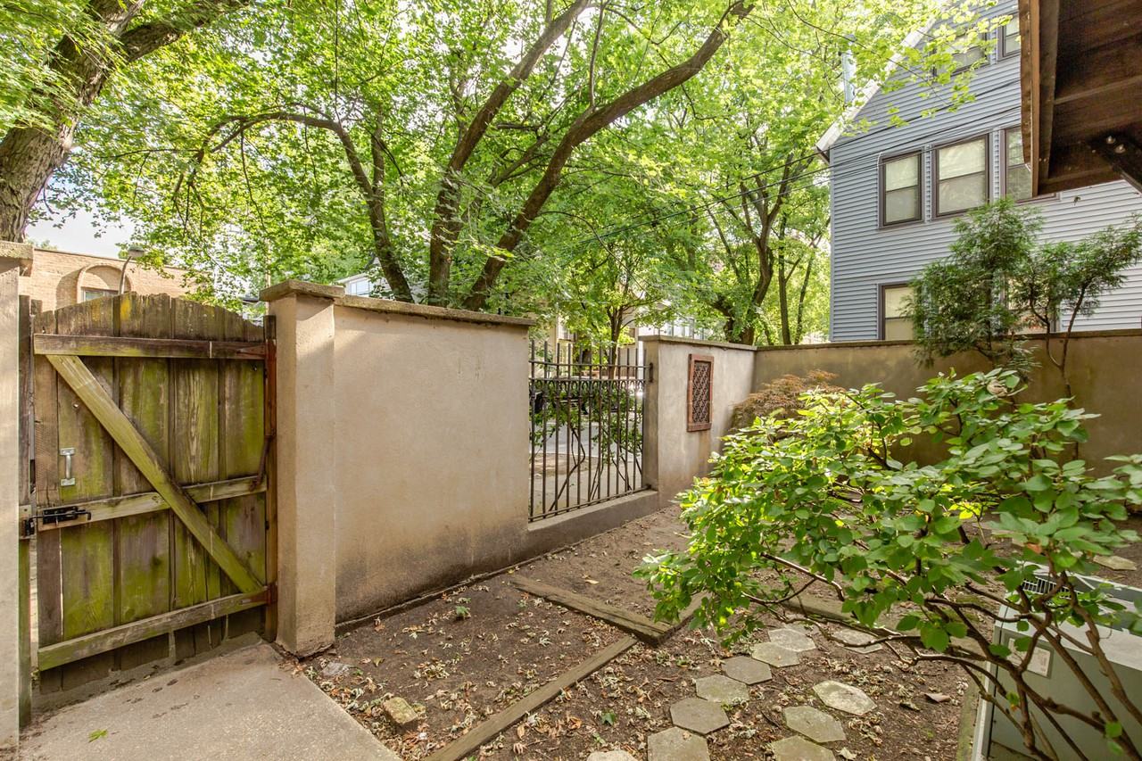 1015 W Wolfram Street - Photo 2 of 3