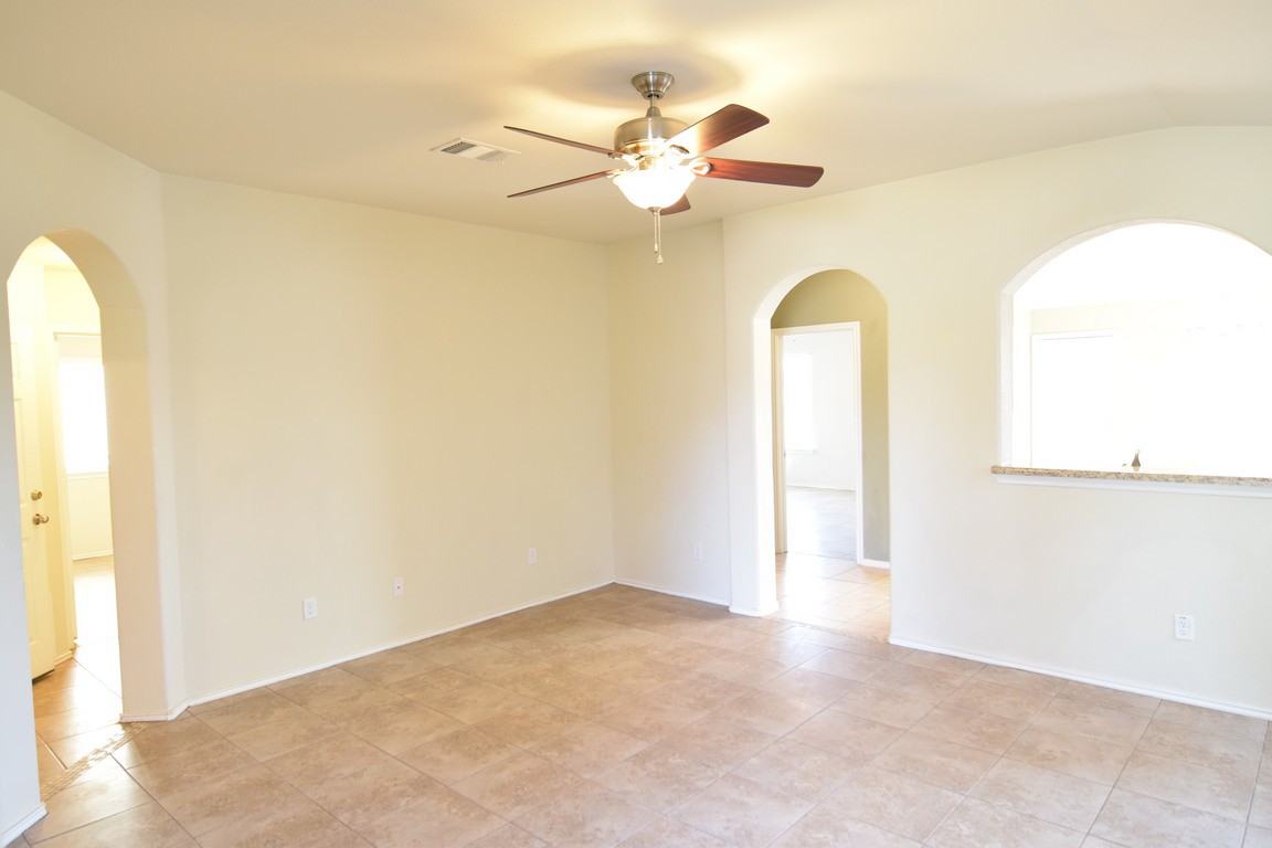 4609 Green Meadow St - Photo 7 of 17