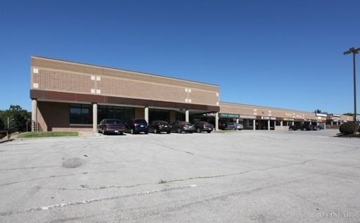 8046 N Oak Trafficway - Photo 2 of 4