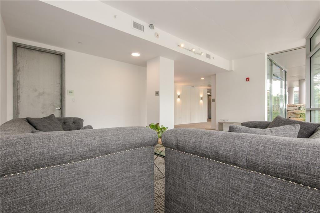 250 South Central Park Avenue 2h - Photo 3 of 20