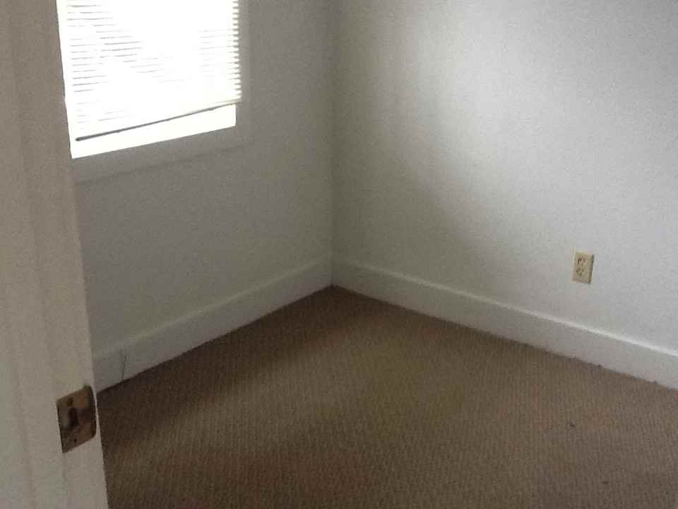 130 Sw Brook St - Photo 3 of 5