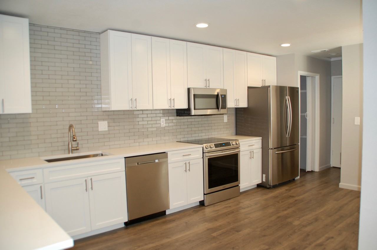 427 Creekside Ln - Photo 3 of 21