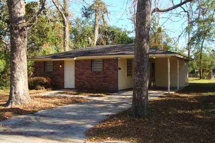 106 Helmken Street - Photo 3 of 14