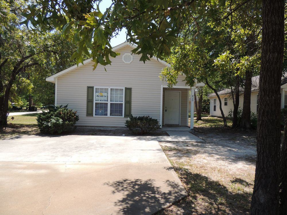 420 Wesley Dr - Photo 3 of 12