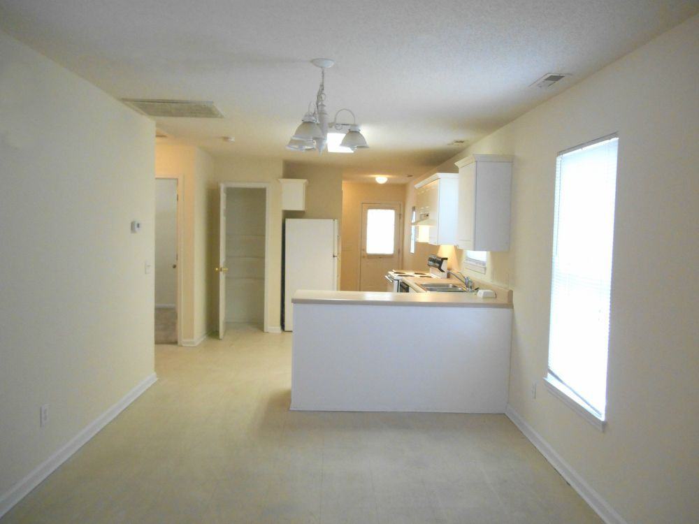 420 Wesley Dr - Photo 2 of 12