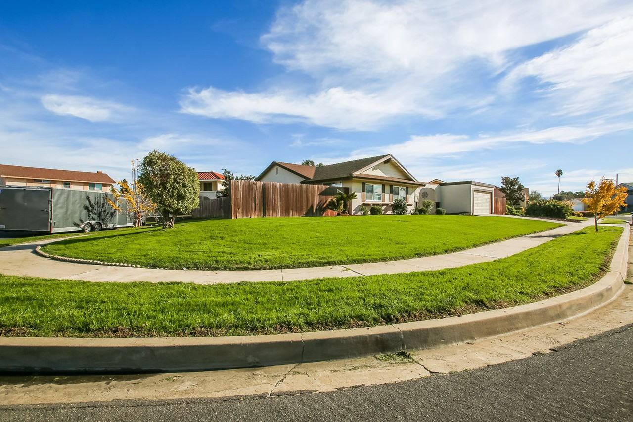 1558 Shepherd Dr - Photo 3 of 23