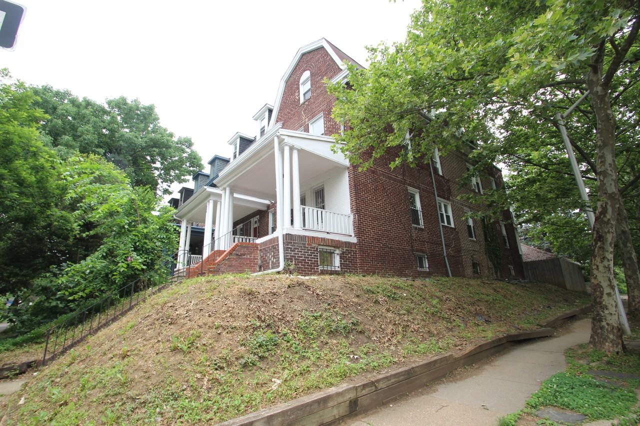 310 East University Parkway - Photo 2 of 24