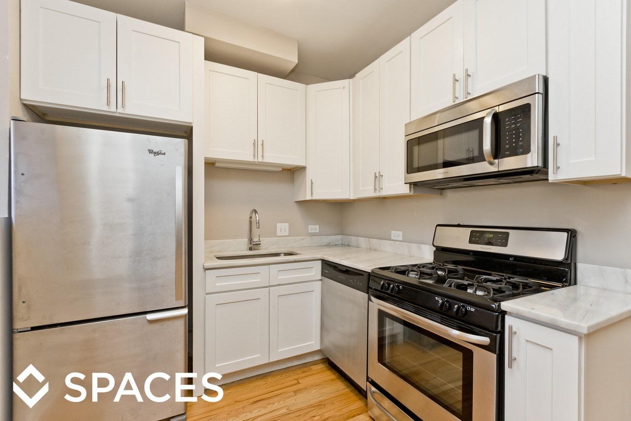 4072 N Sheridan Rd - Photo 2 of 12