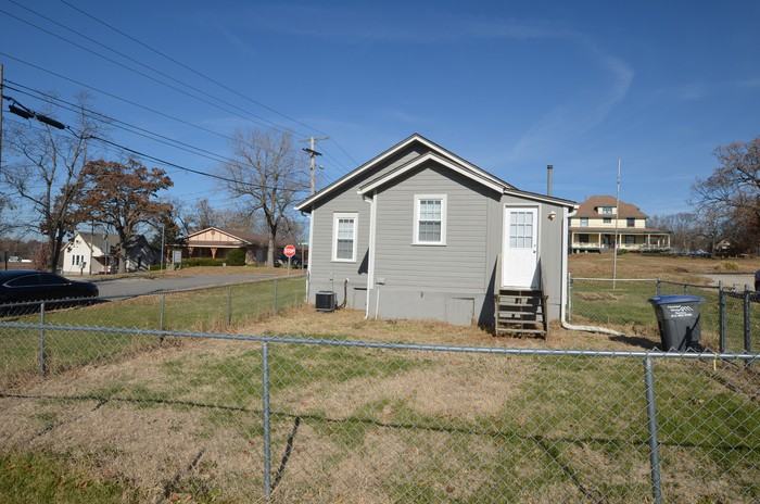 903 West Mechanic Street - Photo 3 of 16