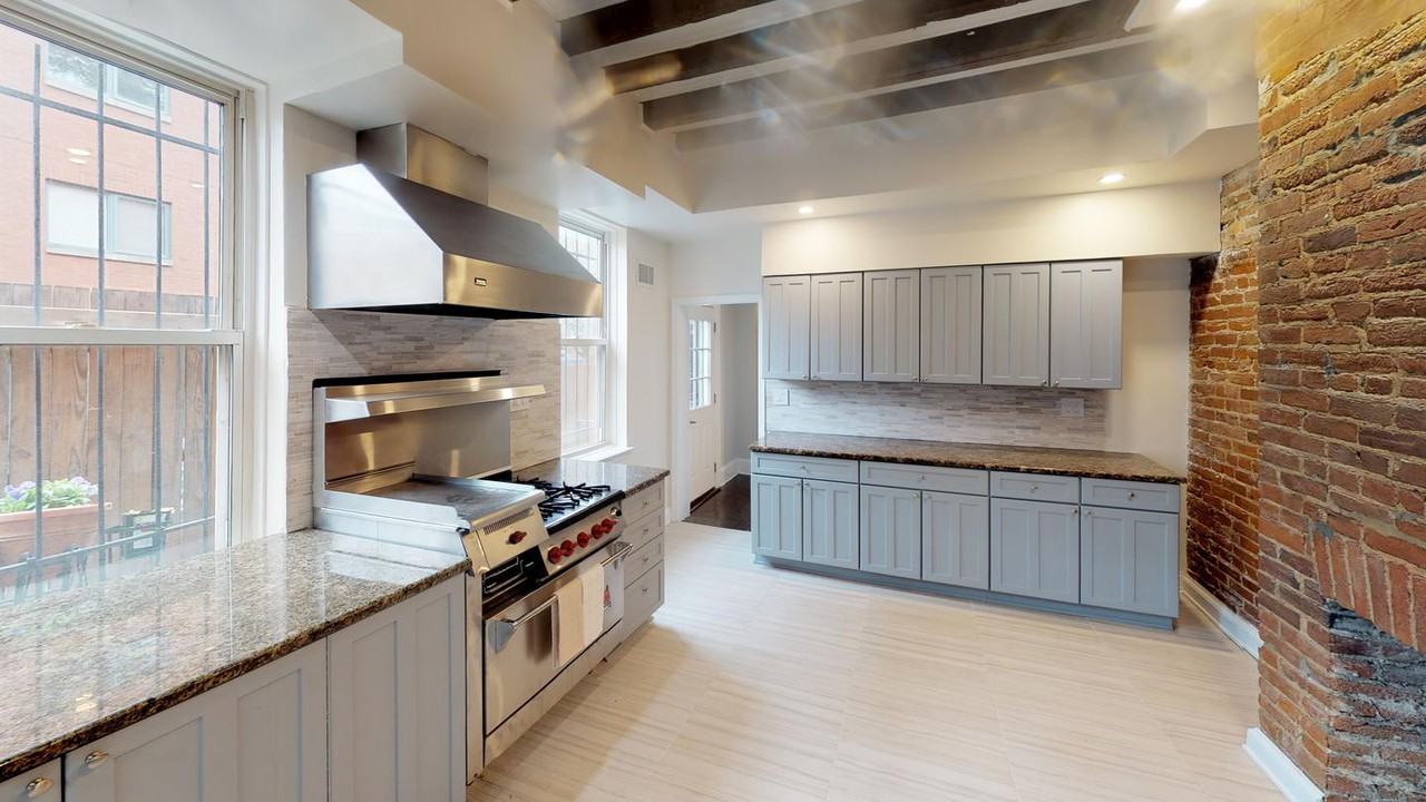 Delightful Logan Circle townhome with patio - Photo 4 of 12