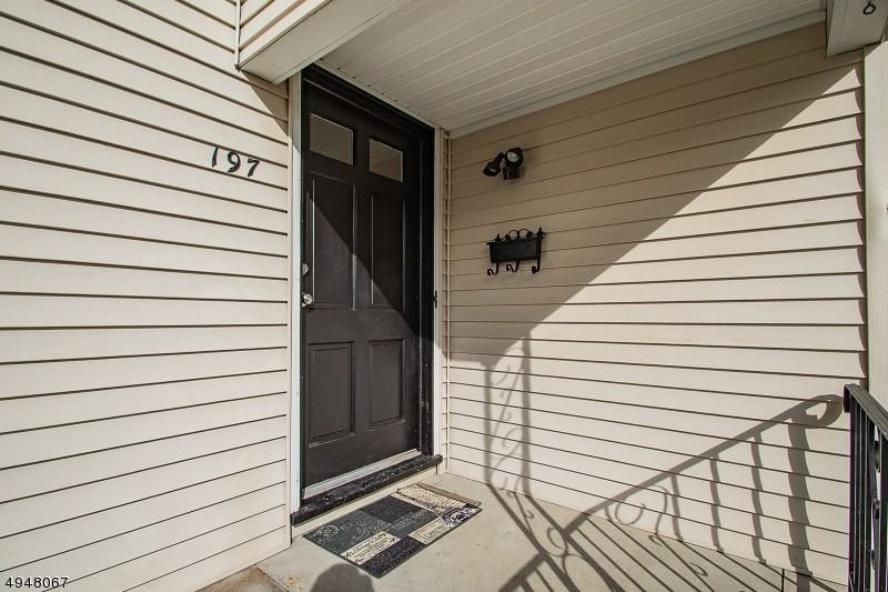 197 Erie Ave - Photo 3 of 22