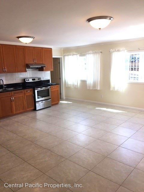 1909 Liliha Street Upstairs - Photo 2 of 8