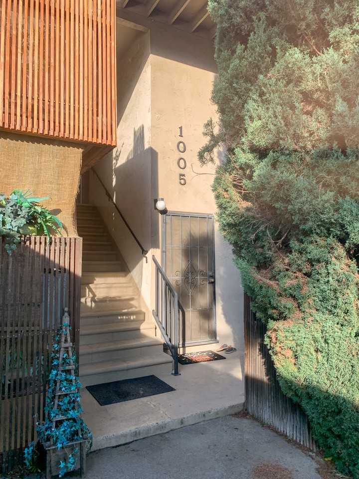 1005 Ravenscourt Ave - Photo 2 of 10