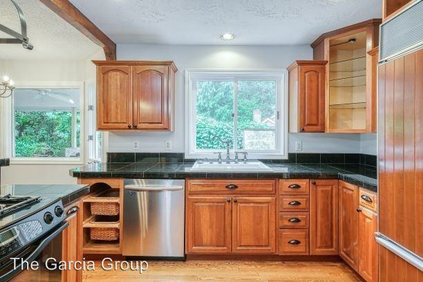 1736 Palisades Terrace - Photo 3 of 32