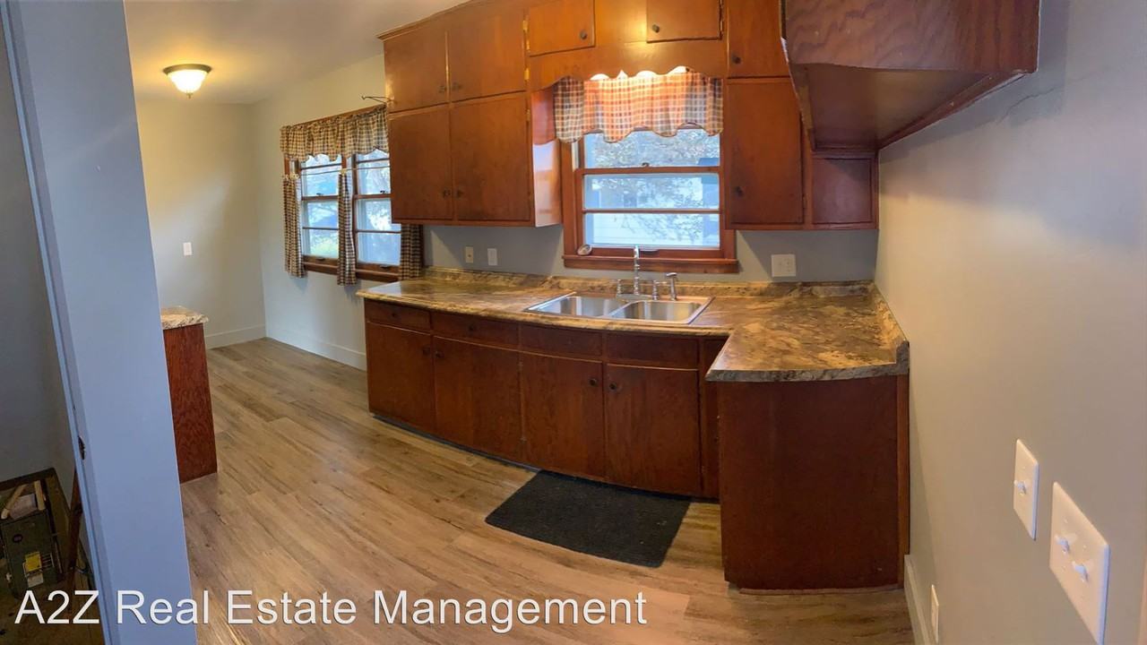 1910 W Pleasant St - Photo 3 of 11