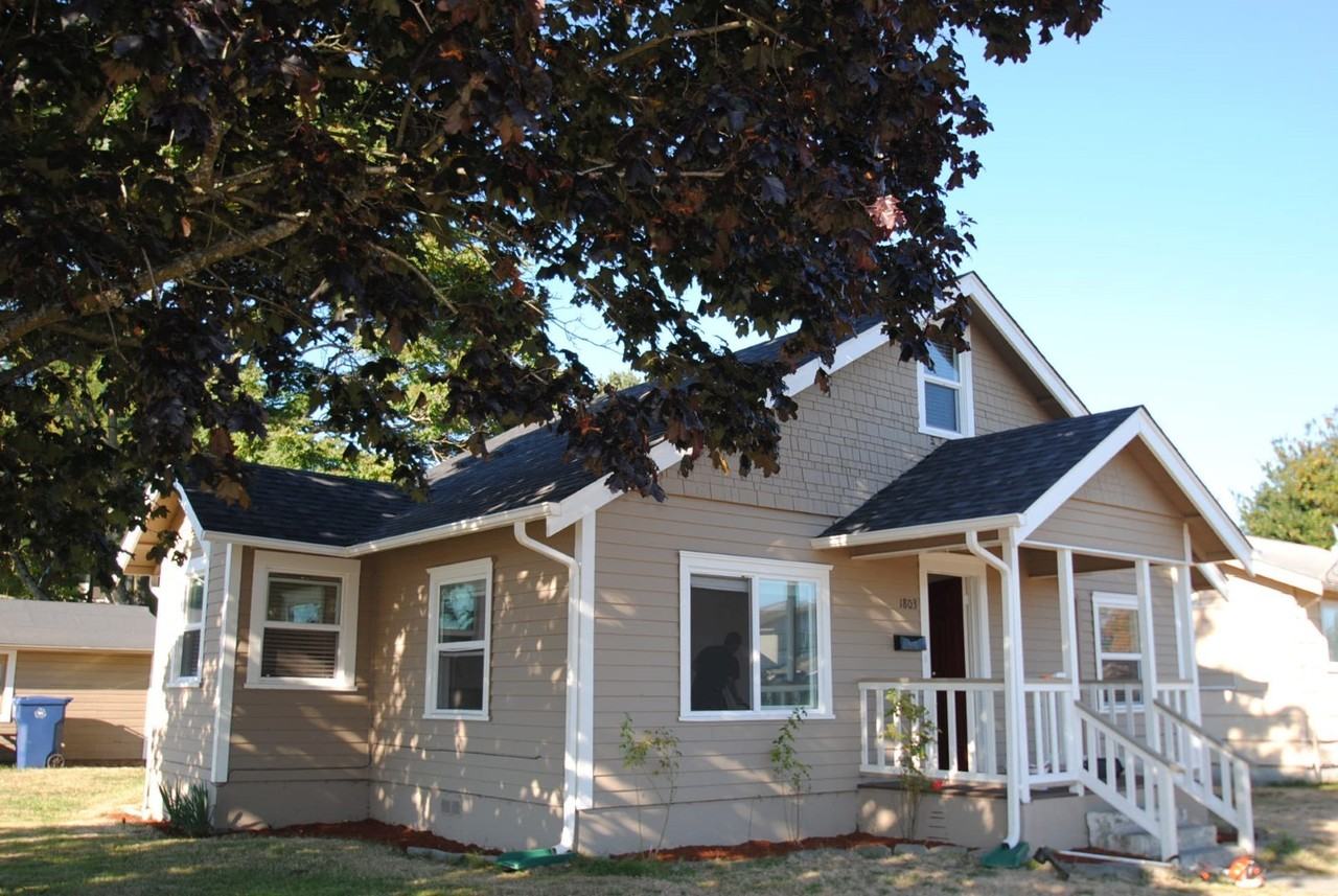 1803 7th St - Photo 2 of 11