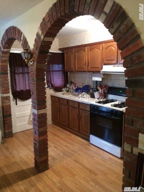 139 Roslyn Rd - Photo 2 of 10