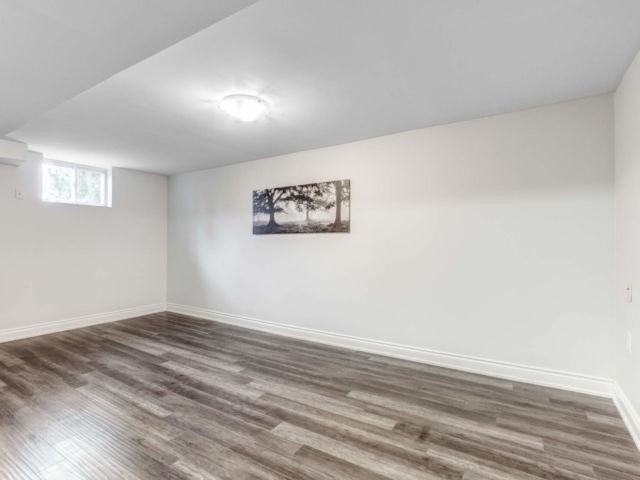 33 Montjoy Crescent - Photo 7 of 11