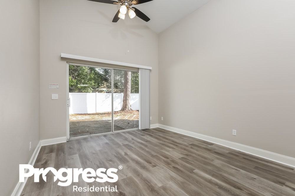 112 Edgewater Cir - Photo 3 of 16