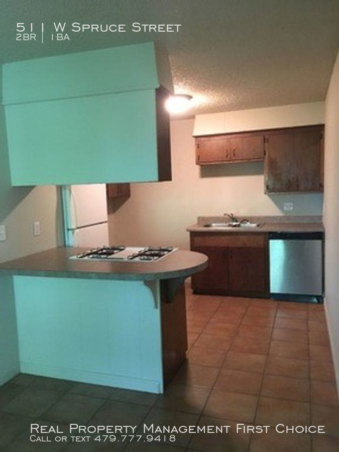 511 W Spruce Street - Photo 3 of 11