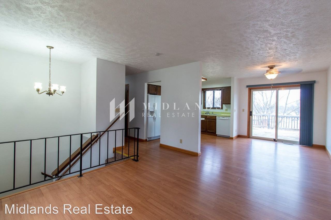 7703 S 76th Ave - Photo 2 of 17