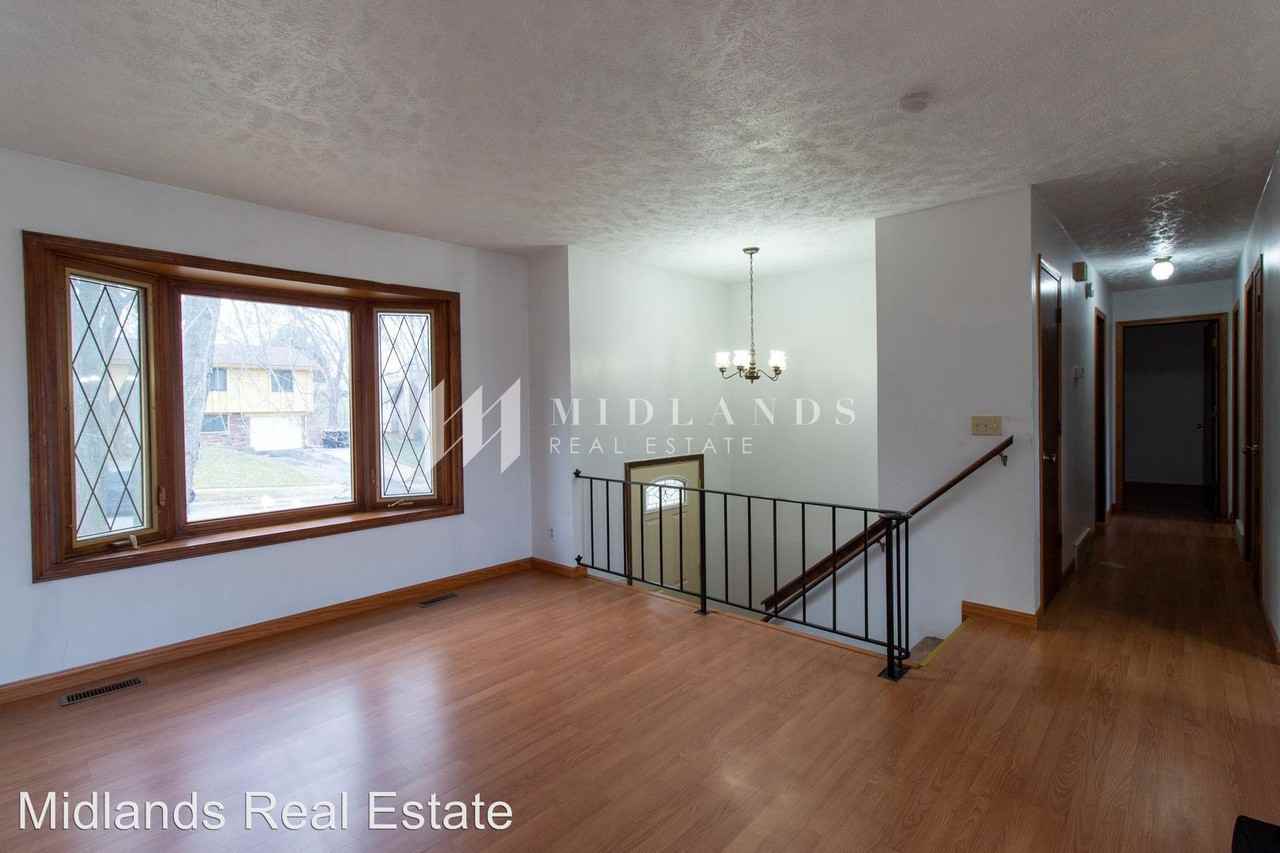 7703 S 76th Ave - Photo 3 of 17