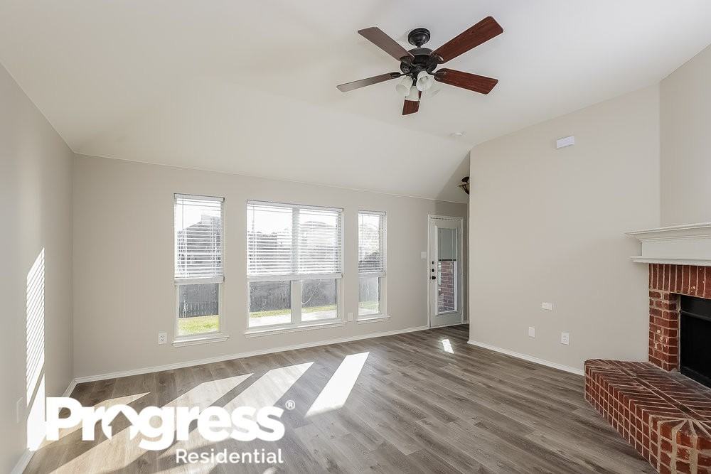 320 Foreston Dr - Photo 3 of 18