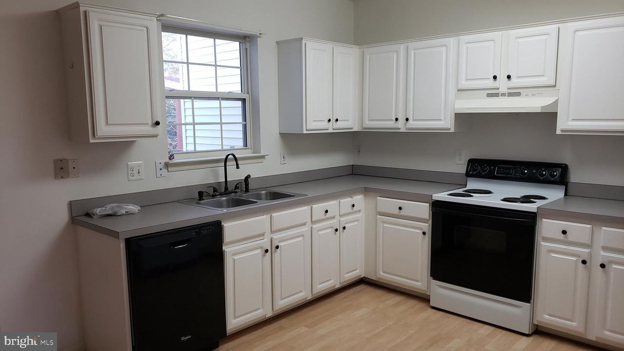 9409 Silver Meteor Court - Photo 2 of 48