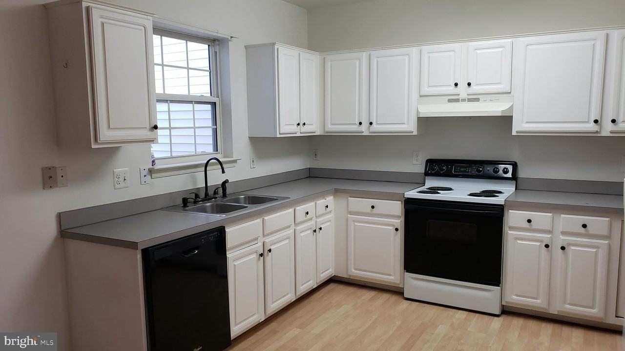 9409 Silver Meteor Court - Photo 3 of 48