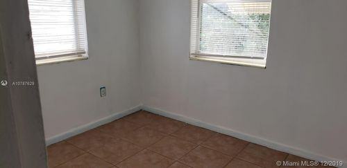 1511 Northeast 40th Street - Photo 3 of 8