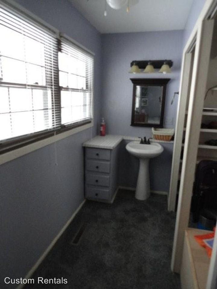 1429 Ash St - Photo 3 of 9
