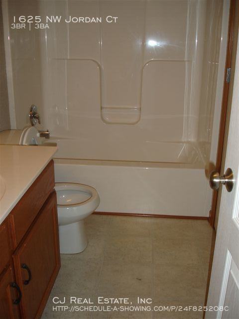 1625 Nw Jordan Ct - Photo 3 of 6