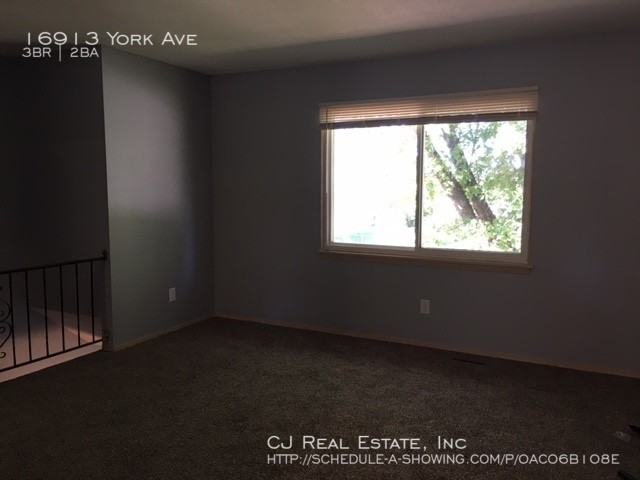 16913 York Ave - Photo 2 of 10