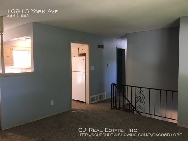 16913 York Ave - Photo 3 of 10