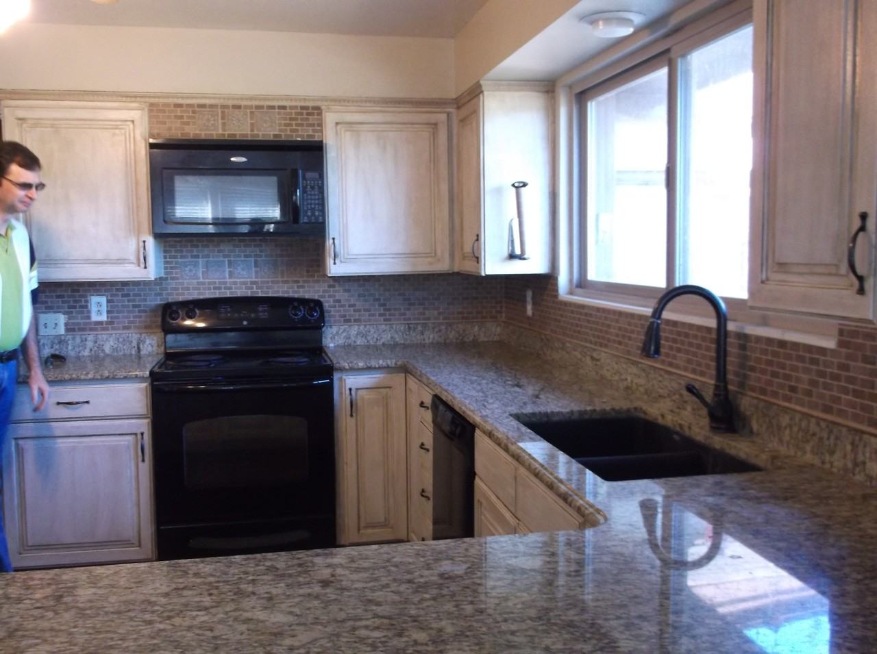 525 N Hillcrest Dr - Photo 3 of 5