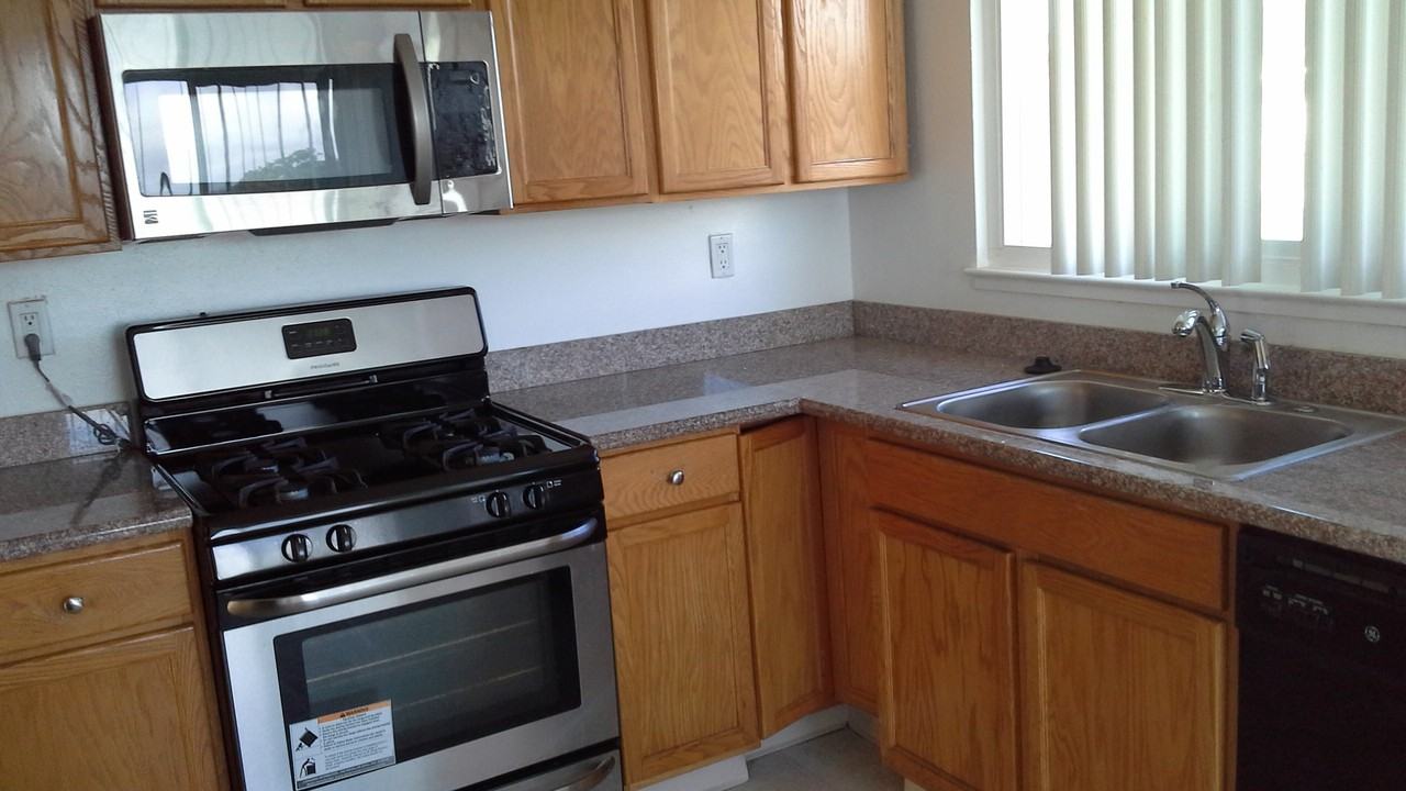 3021 Glynis Dr - Photo 3 of 27