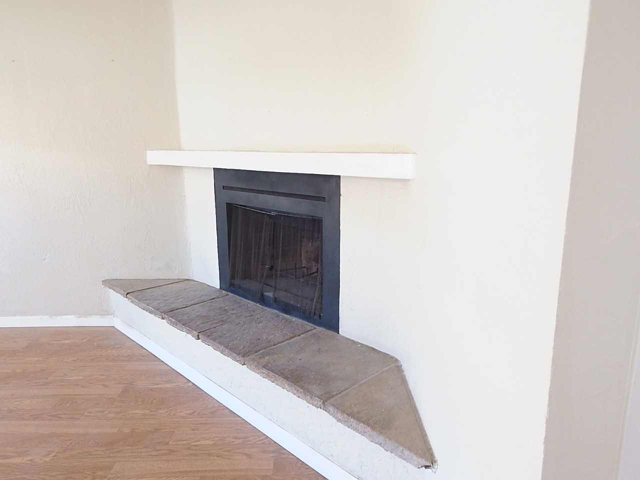 211 W Lee St - Photo 2 of 7