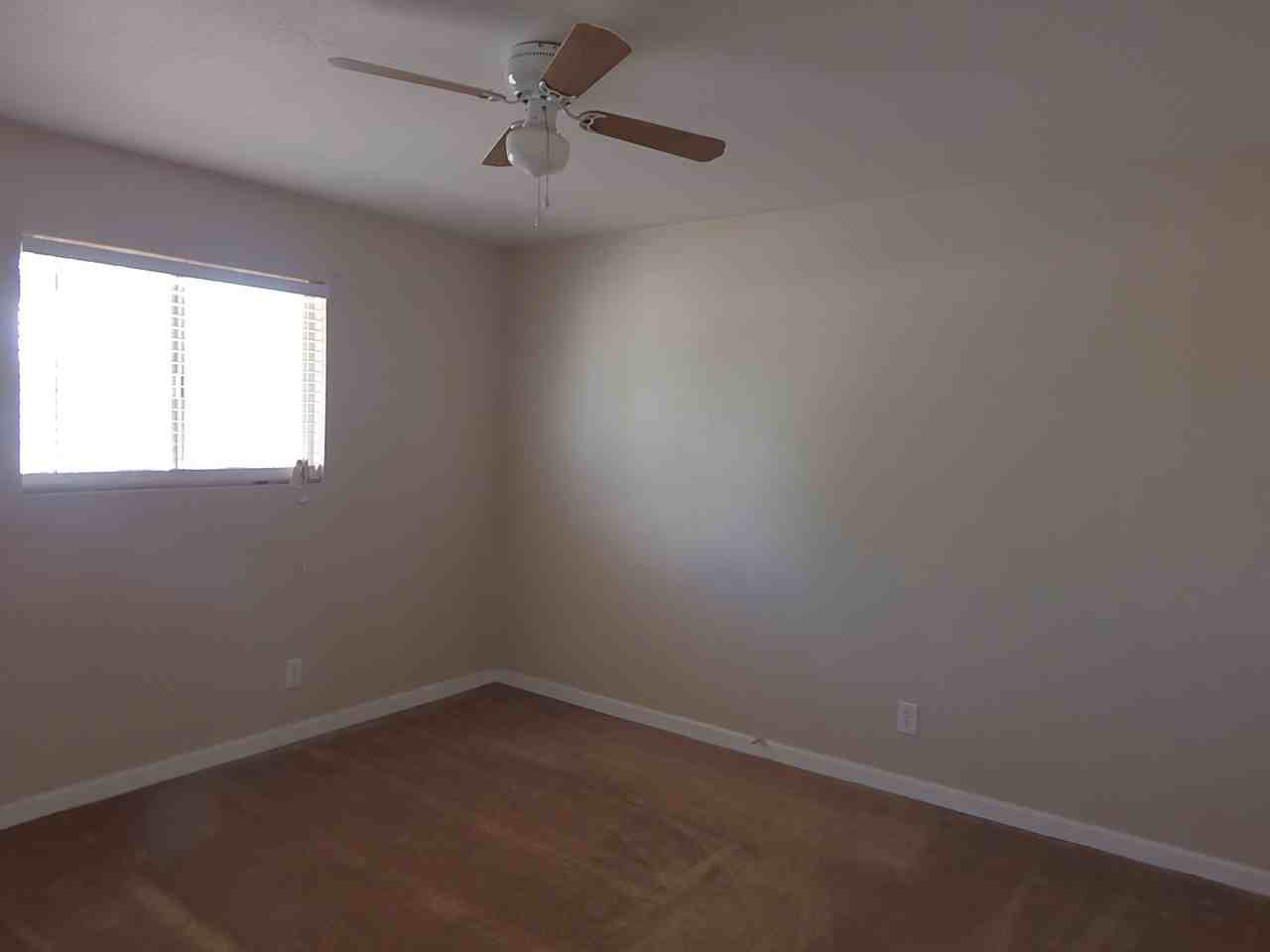 211 W Lee St - Photo 3 of 7