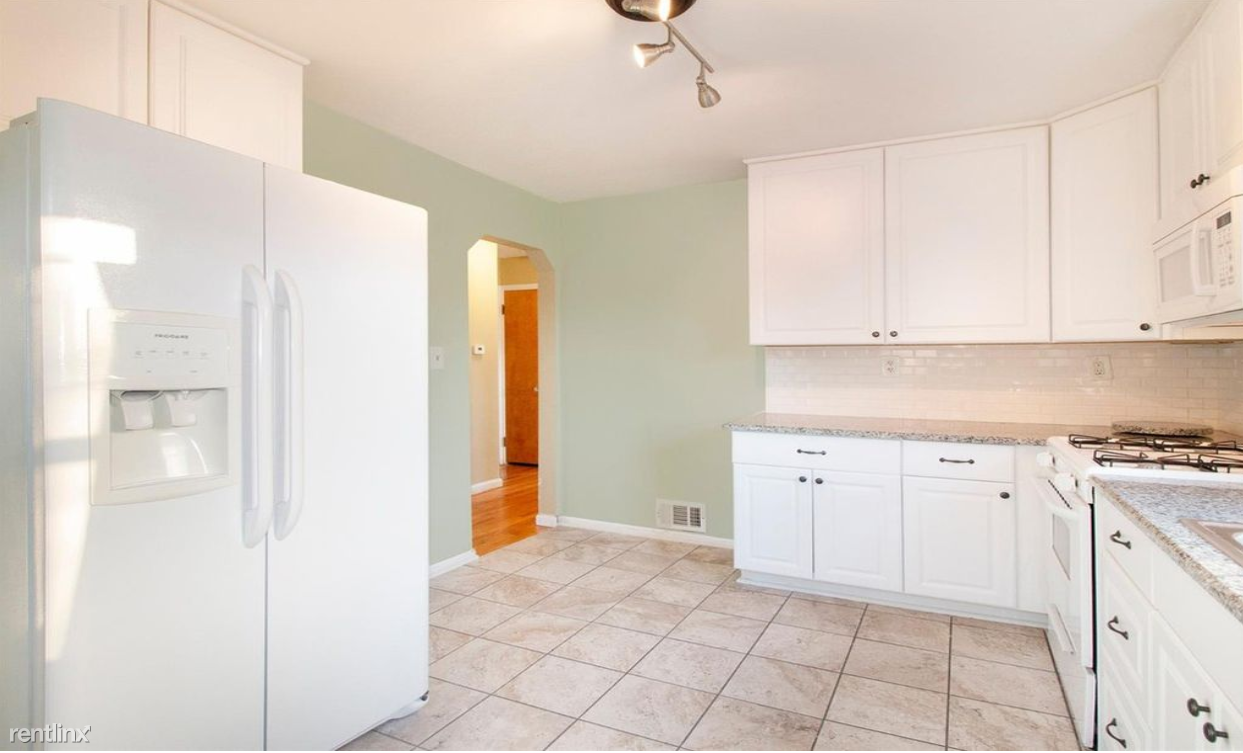 9682 Ruth Ave - Photo 3 of 11