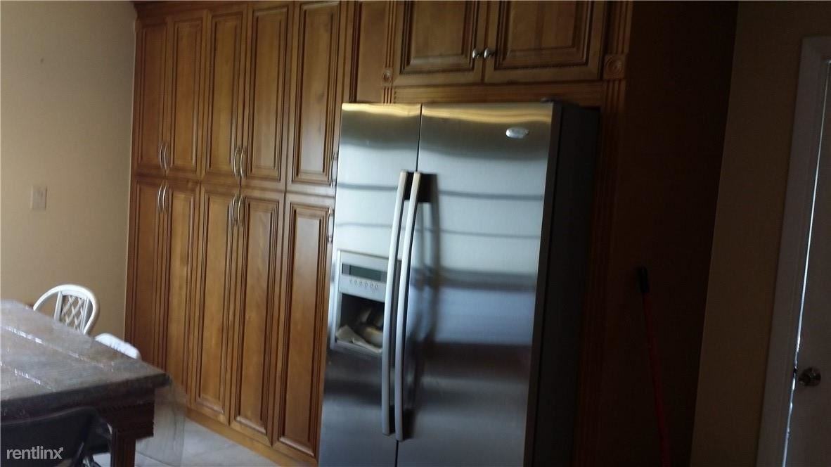 9510 Nw 82nd St - Photo 3 of 7