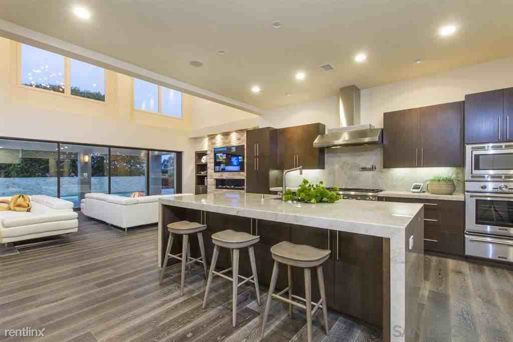 9521 La Jolla Farms Rd - Photo 2 of 10