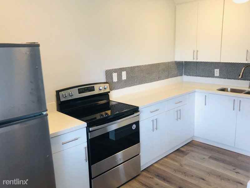 1016 NE 17th Ave - Photo 3 of 10