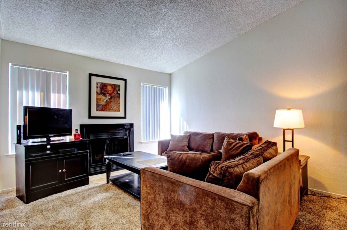 937 N Peach Ave - Photo 3 of 5